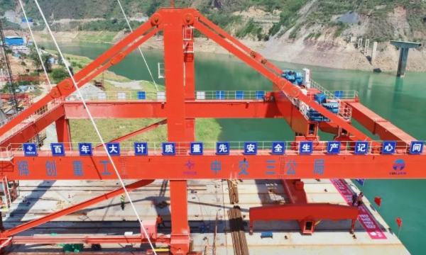    项目快讯|金沙江特大桥主跨钢箱梁首节段架设成功