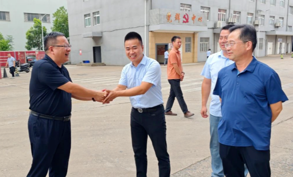 
    夏送“清凉”系一线 勠力同心战骄阳
