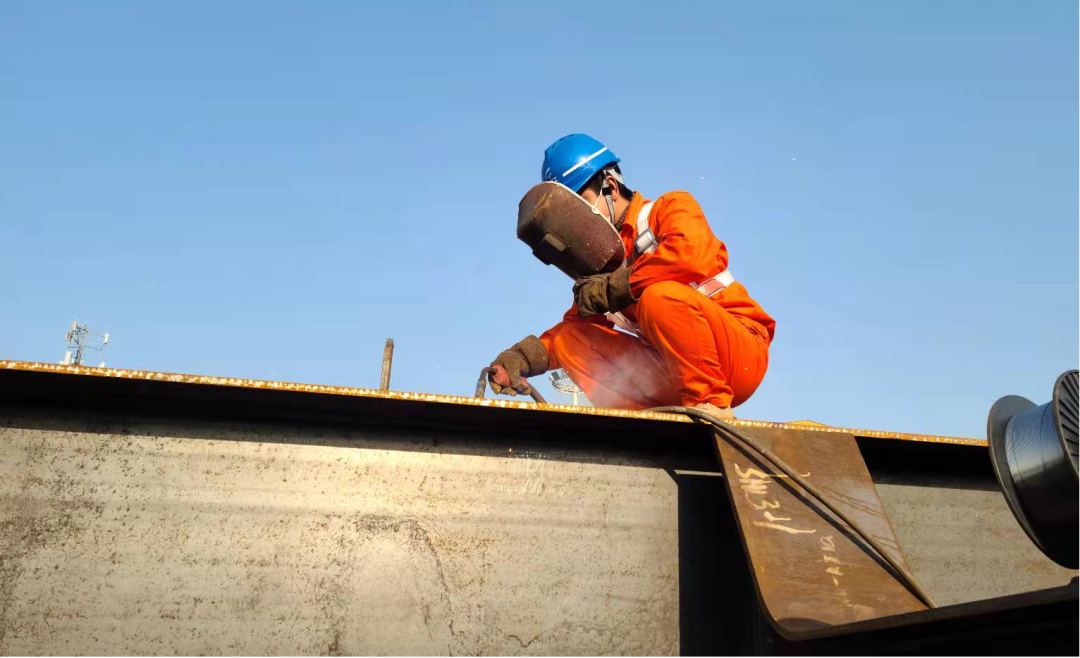 
    钢梁上的蜘蛛侠：致敬桥梁一线的建造者
