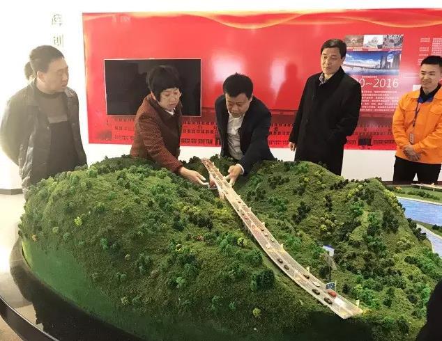 
    政协委员认真履职带动地方经济 政企共商企业发展大计造福群众——政协黄冈市、团风县领导莅临辉创重工调研
